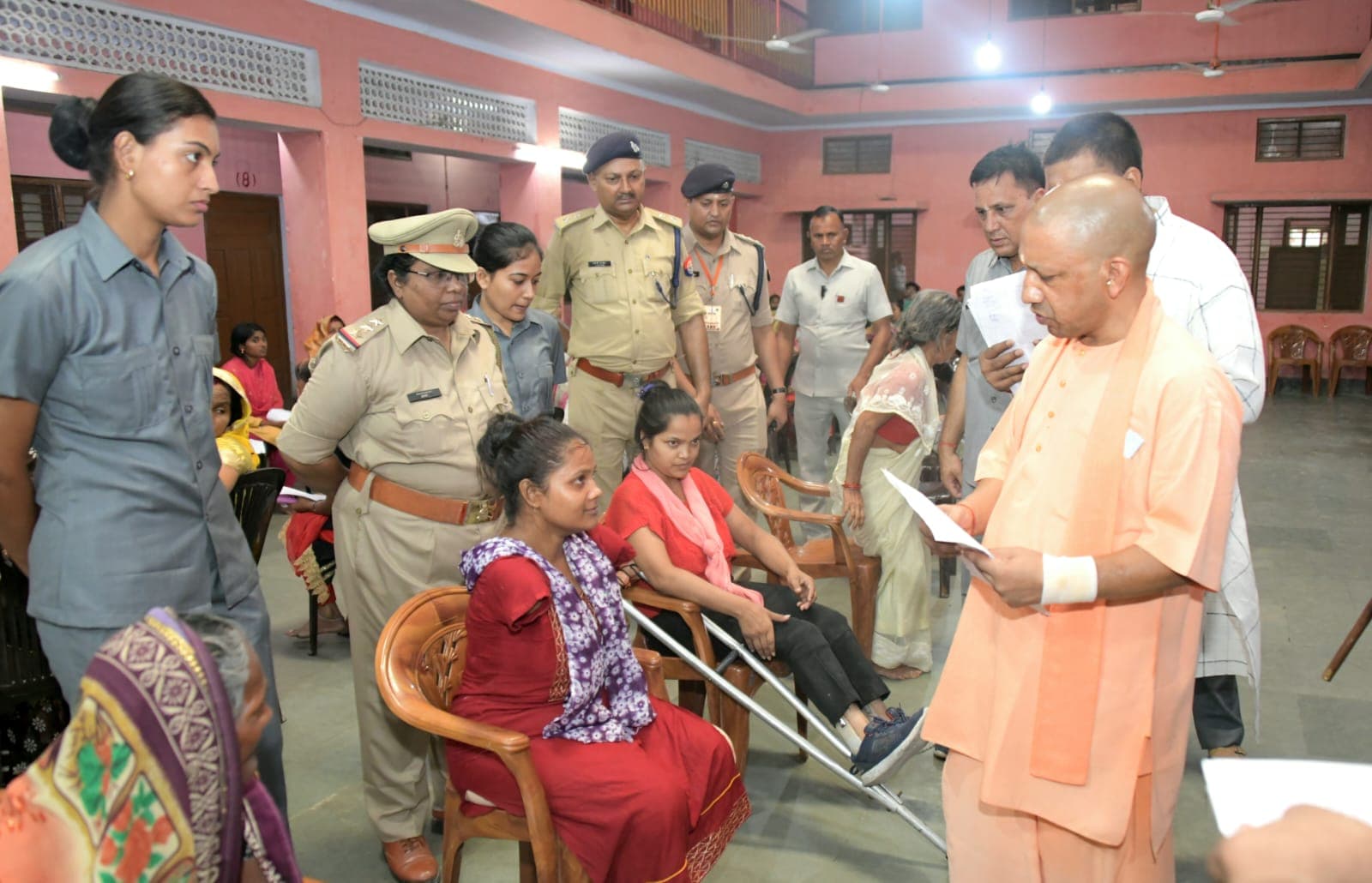 गोरखपुर में CM योगी आद‍ित्‍यनाथ ने लगाया जनता दरबार, बच्‍चों को बांटे चॉकलेट