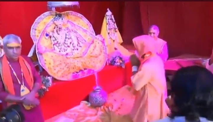 मथुरा में सीएम योगी आद‍ित्‍यनाथ ने किए बरसाना के लाडली जी मंदिर के दर्शन, रसखान और ताजबीबी का दिया उदाहरण