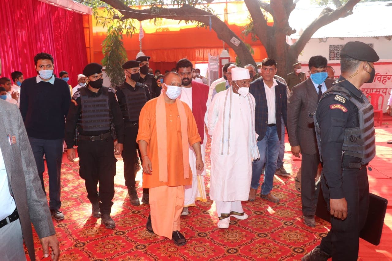 Varanasi News: काशी के चप्पे-चप्पे में हो रही PM मोदी के आगमन की तैयारी, CM ने भी अफसरों को दिए निर्देश