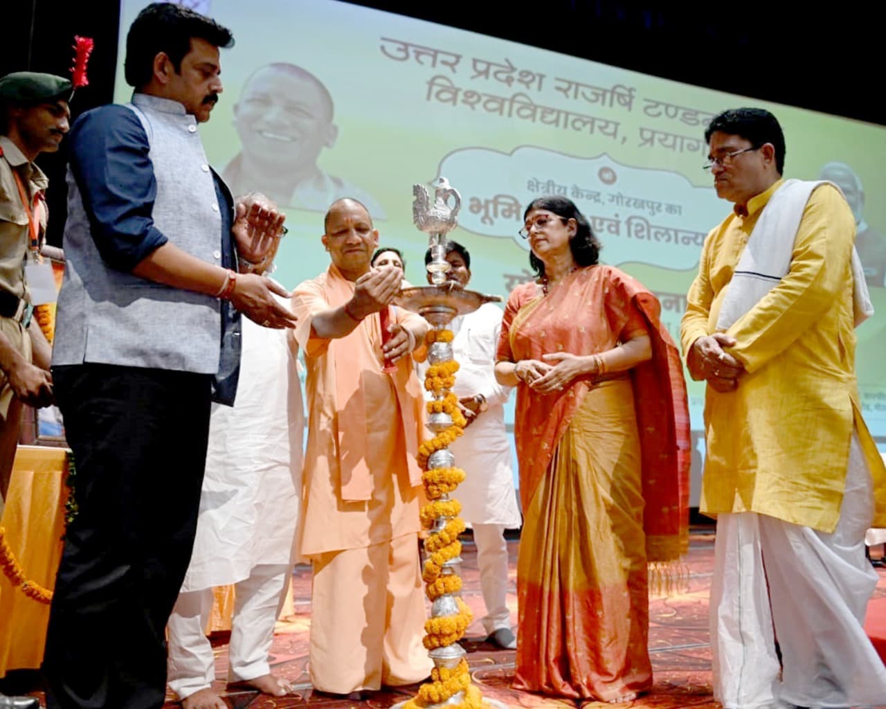 Gorakhpur News: सीएम योगी ने राष्ट्रीय शिक्षा नीति की गिनाई खूबी, गोरखपुर में दिया शिक्षा का संदेश