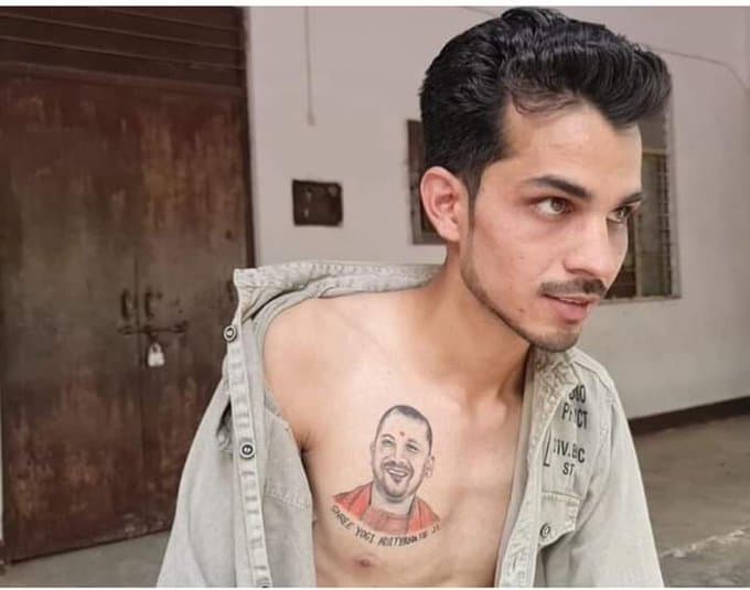 एटा के यामीन सिद्दीकी ने सीने पर गुदवाई CM योगी आद‍ित्‍यनाथ की तस्‍वीर, पहले थे SP प्रमुख अख‍िलेश के फैन