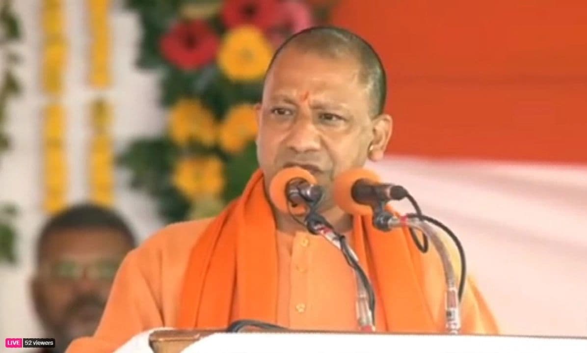 BJP Foundation Day: सीएम योगी ने पार्टी कार्यालय पर फहराया ध्वज, बोले- बलिदान देने में हम पीछे नहीं रहे