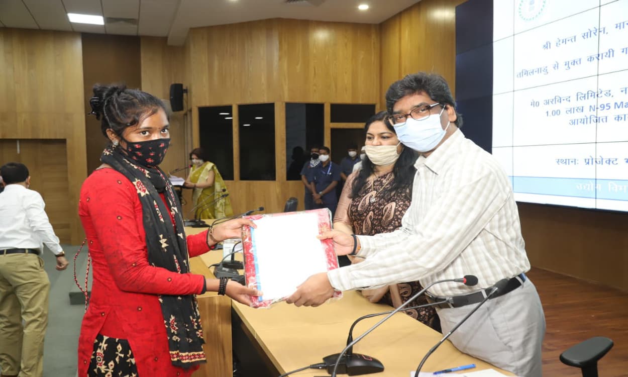 तमिलनाडु से मुक्त हुई झारखंड की 22 युवतियों को मिला नियुक्ति पत्र, सीएम हेमंत बोले- राज्य के टेक्सटाइल सेक्टर से जल्द जुड़ेंगे 8000 युवा तमिलनाडु से मुक्त हुई झारखंड की 22 युवतियों को मिला नियुक्ति पत्र, सीएम हेमंत बोले- राज्य के टेक्सटाइल सेक्टर से जल्द जुड़ेंगे 8000 युवा