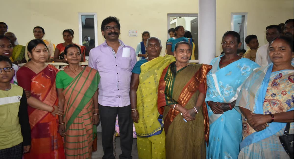 सोहराई पर्व मनाने अपने ननिहाल पहुंचे CM हेमंत सोरेन, बोले- चांडिल की समस्याओं का जल्द होगा समाधान