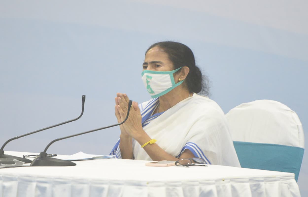 ममता बनर्जी ने की सात सीटों पर जल्द उपचुनाव की मांग, राज्य में कोरोना संकट नियंत्रित होने का दिया हवाला