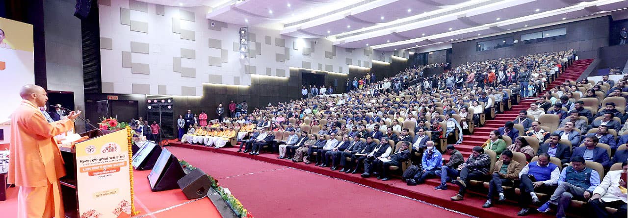 CM योगी ने शिक्षकों को दिए नियुक्ति पत्र, कहा- भर्ती प्रक्रिया में अब जातिवाद-भ्रष्टाचार की शिकायत नहीं..