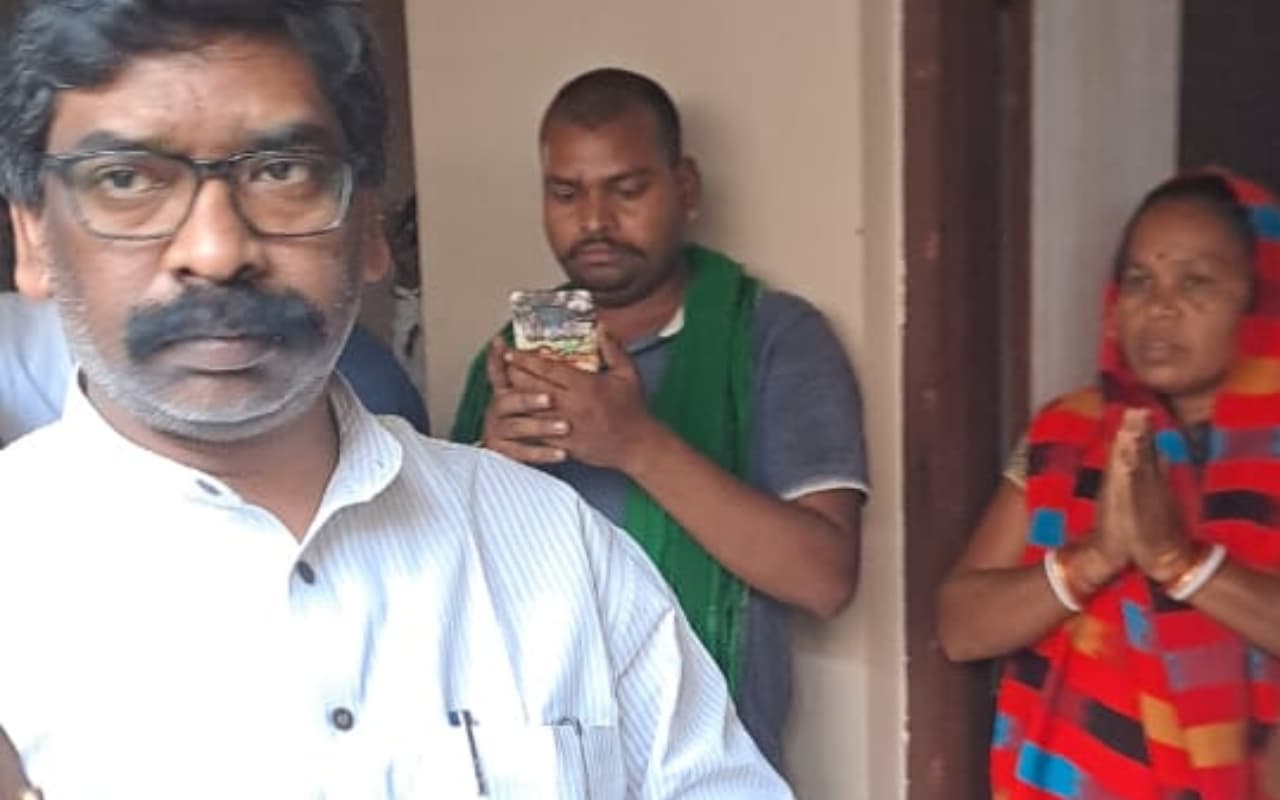 जगरनाथ महतो के घर पहुंचे सीएम हेमंत सोरेन, परिजनों से कहा- चिंता ना करें, हम हैं