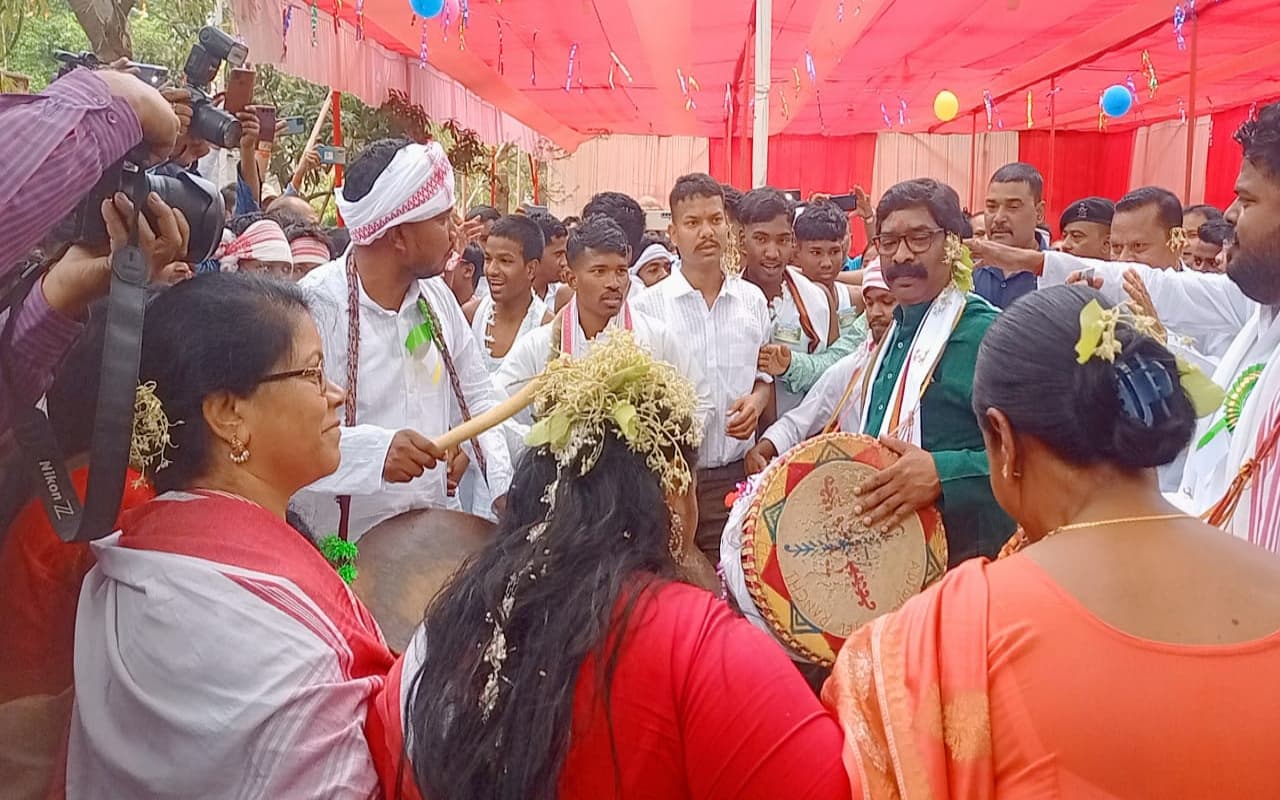 रांची के आदिवासी हॉस्टल में CM हेमंत सोरेन ने धूमधाम से मनाया सरहुल पर्व, मांदर की थाप पर थिरके लोग