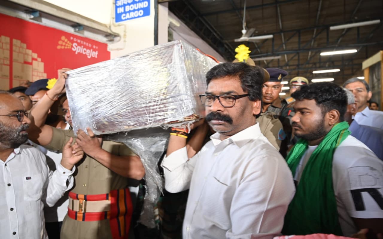 शिक्षा मंत्री जगरनाथ महतो के पार्थिव शरीर को कंधा देकर फफक पड़े CM हेमंत सोरेन