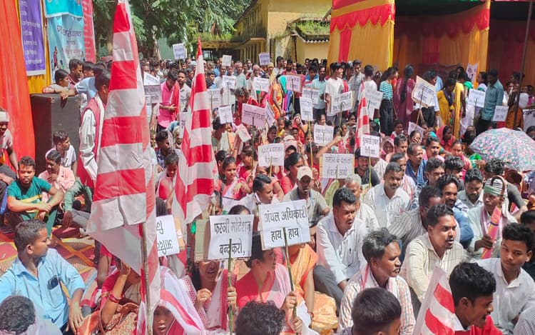 लोहरदगा : कुड़ू में आदिवासी जमीन की हेराफेरी से नाराज ग्रामीणों ने सीओ के खिलाफ खोला मोर्चा, फूंका पुतला