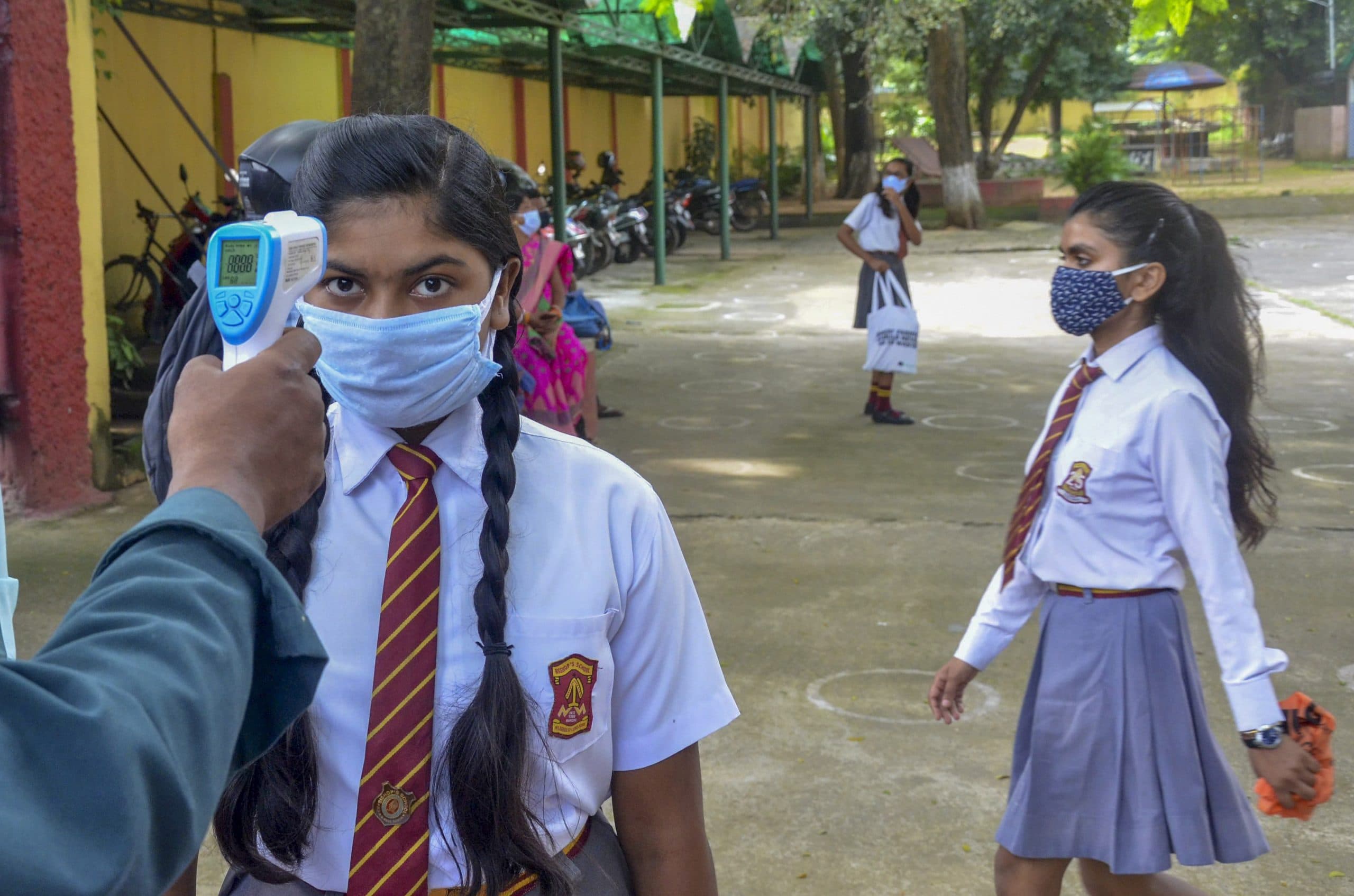 UP Schools Closed: उत्तर प्रदेश में 10वीं के स्कूल 16 जनवरी तक बंद, पहले मकर संक्रांति तक था आदेश