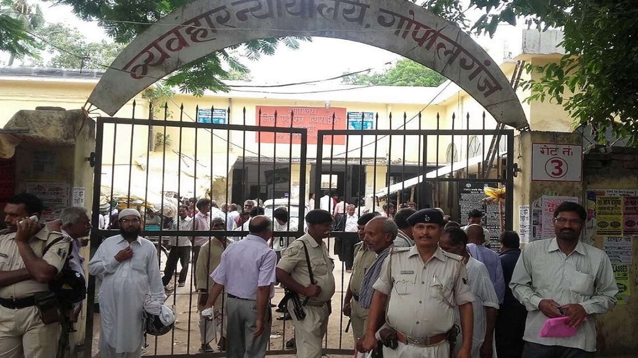 Bihar: एसडीपीओ का कारनामा सुनकर हैरत में पड़ जायेंगे आप, कोर्ट ने पकड़ा तो ऊपर के अधिकारी…