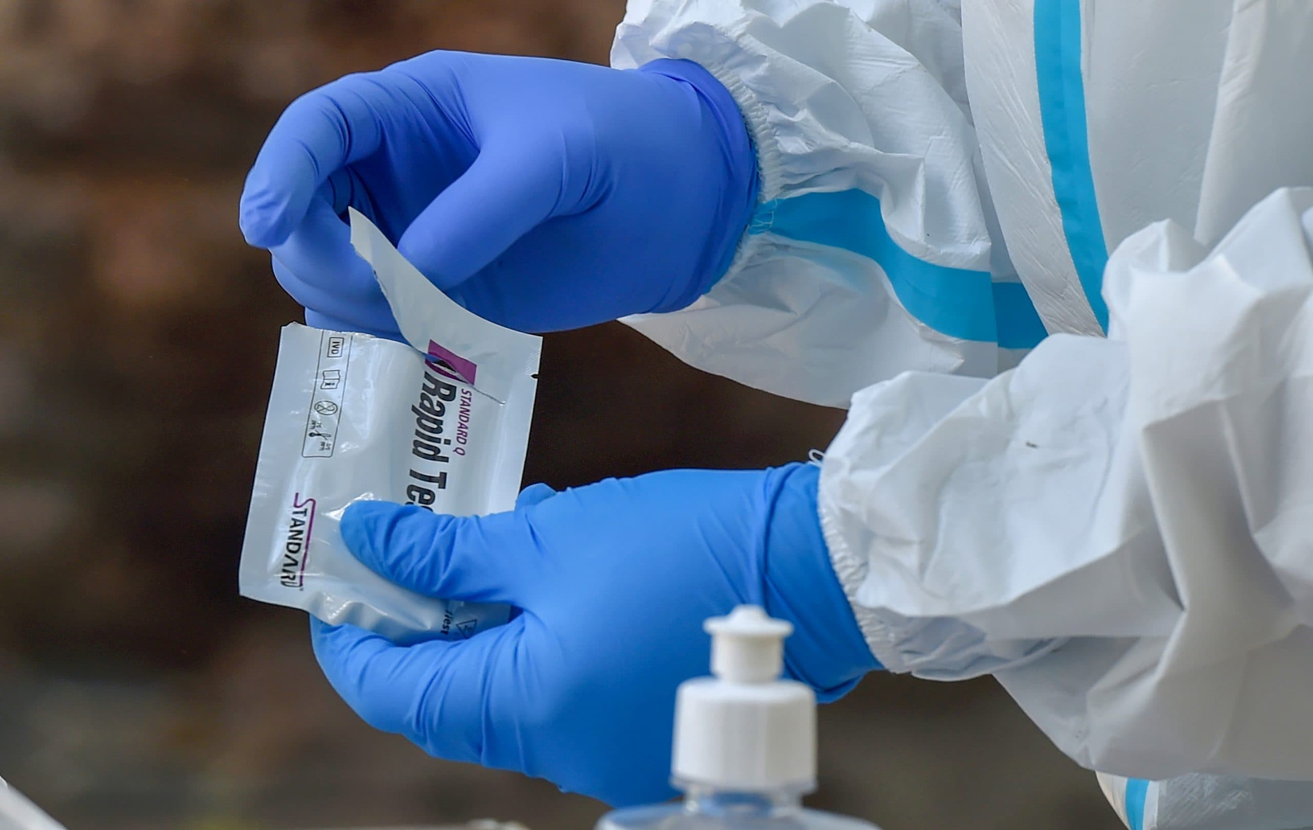 कोरोना के नए ओमिक्रॉन वैरिएंट को लेकर सख्ती बढ़ी, वाराणसी, मथुरा और आगरा आने वालों की विशेष निगरानी