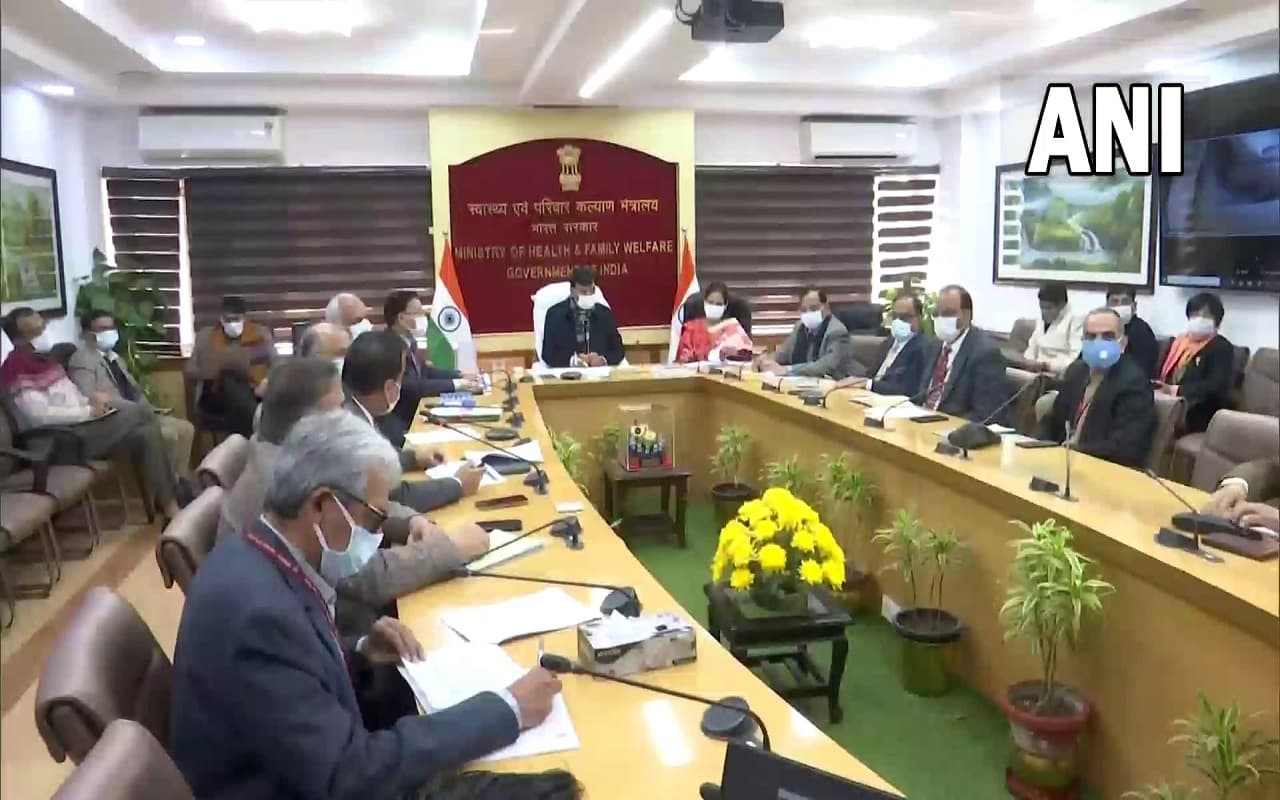 Coronavirus Guidelines: कोरोना का बढ़ा खतरा, भीड़भाड़ वाली जगहों पर मास्क हुआ अनिवार्य, बूस्टर डोज जरूरी