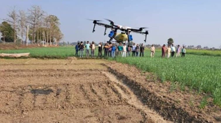बिहार के खेतों में आसमान से बरसी यूरिया, ड्रोन से छिड़काव का ट्रायल सफल, गदगद हुए किसान