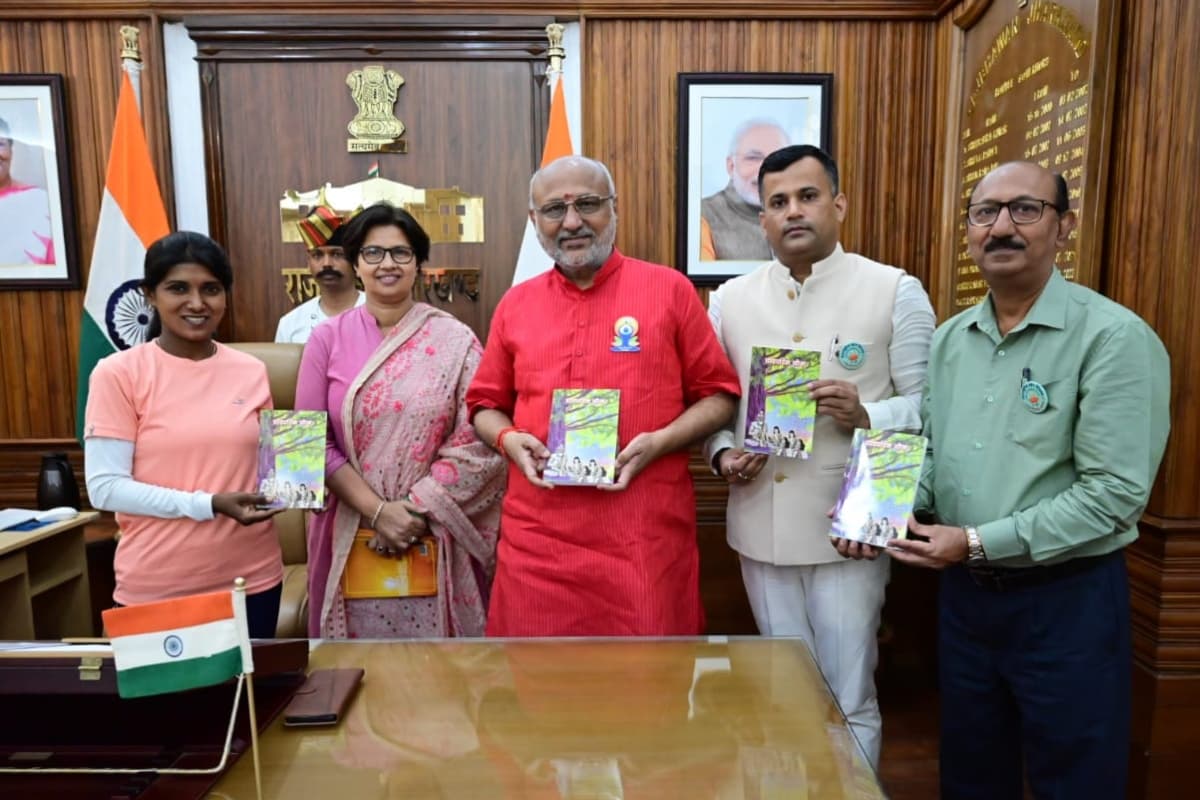 राज्यपाल सीपी राधाकृष्णन ने पुस्तक 'पारंपरिक योग' का किया विमोचन, सभी आयु वर्ग के लिए है उपयोगी