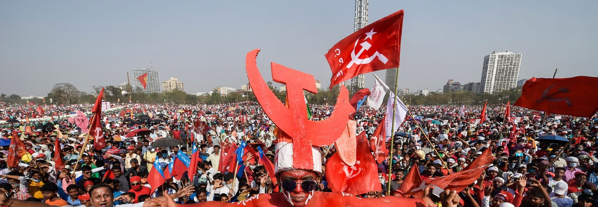 नारों और ‘पैरोडी’ से चुनाव प्रचार कर रहे बंगाल के राजनीतिक दल, CPM का ‘लुंगी डांस’ हुआ Viral नारों और ‘पैरोडी’ से चुनाव प्रचार कर रहे बंगाल के राजनीतिक दल, CPM का ‘लुंगी डांस’ हुआ Viral