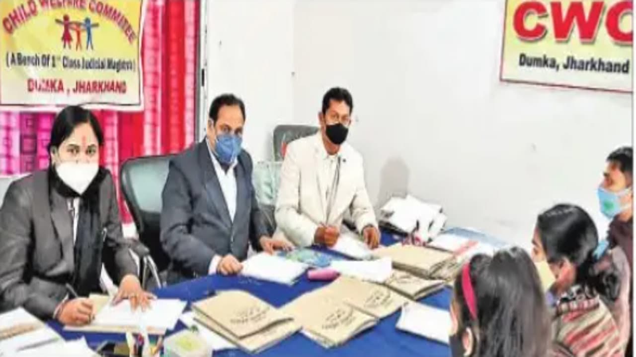 Jharkhand news: कोलकाता और साहिबगंज से दो नाबालिग बरामद, दुमका CWC के सामने आये बाल विवाह के दो मामले