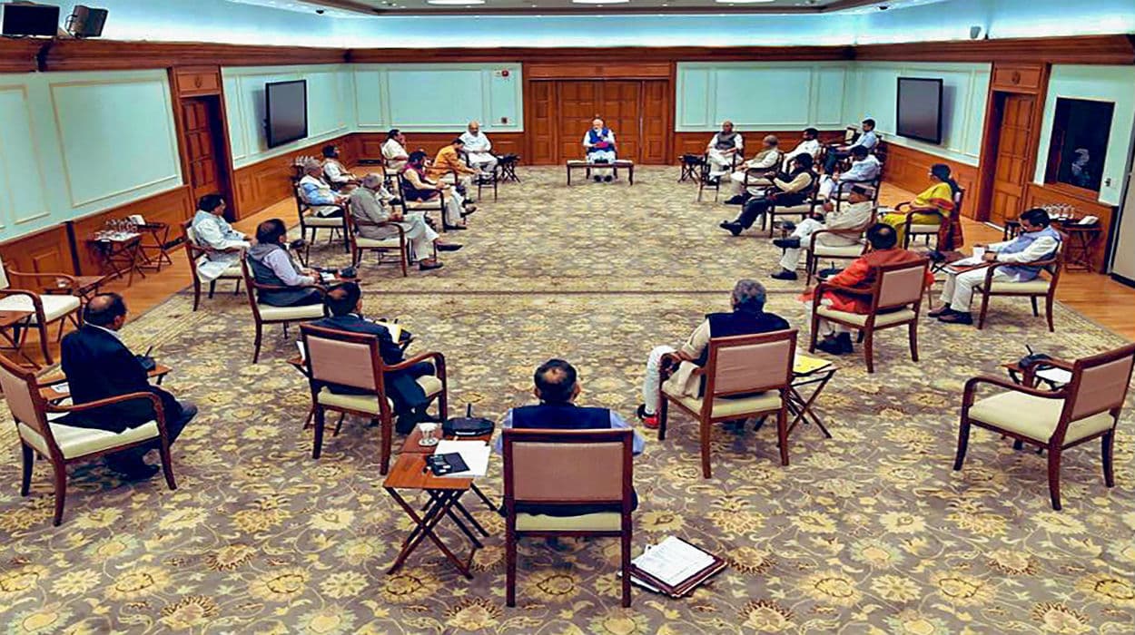 Lockdown के दौरान जल्द ही जनता के खाते में सीधे पैसा ट्रांसफर कर सकती है मोदी सरकार