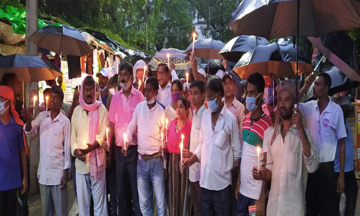 यूपी के हाथरस में सामूहिक दुष्कर्म मामले की लौ पहुंची साहिबगंज, आक्रोशितों ने कैंडल मार्च निकाल कर जताया विरोध, फांसी की मांग