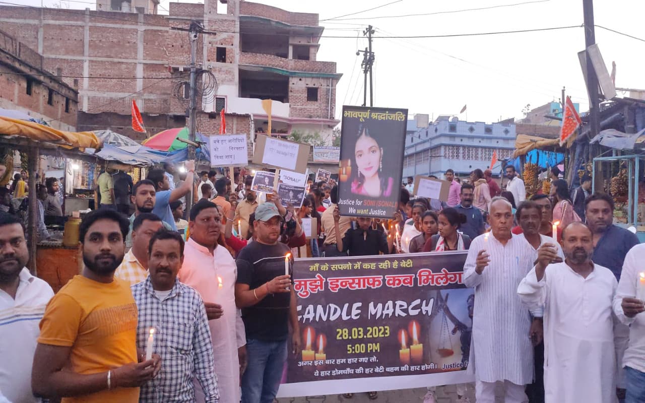 सोनी हत्याकांड : न्याय की मांग को लेकर कोडरमा में कैंडल मार्च, आरोपियों को फांसी देने की मांग