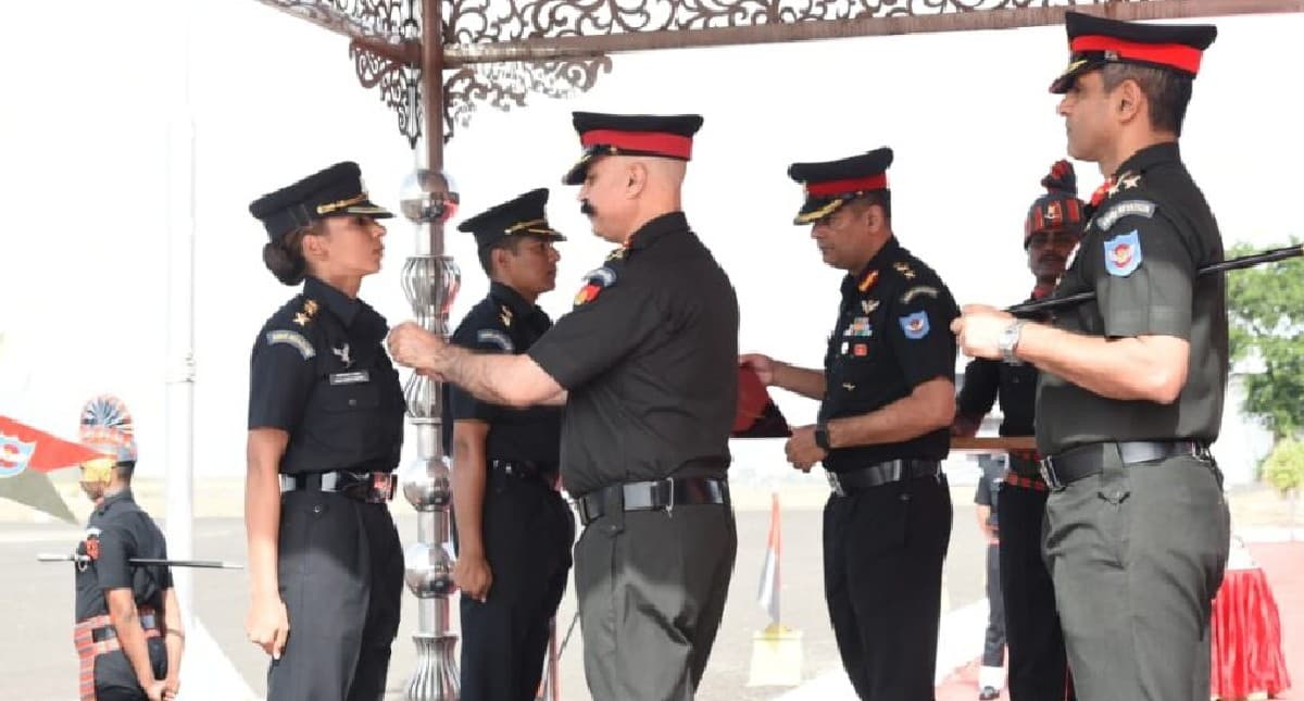 कौन हैं Captain Abhilasha Barak? जानें देश की पहली महिला कॉम्बैट एविएटर की प्रेरक कहानी डिटेल में