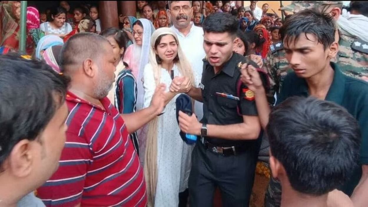 सैन्य सम्मान के साथ कैप्टन अंशुमान सिंह को दी गई अंतिम विदाई, माथे को चूमकर पत्नी ने कहा- शहादत पर है गर्व