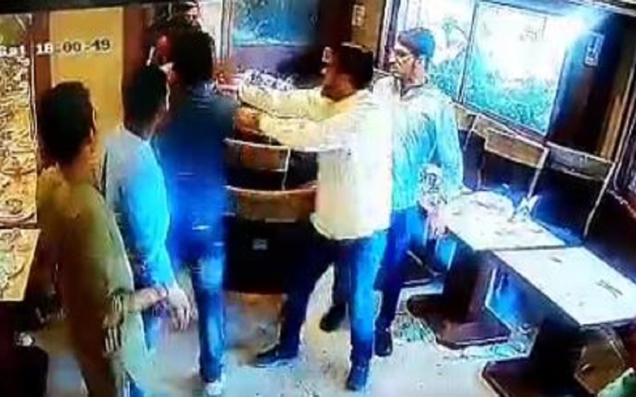 मध्य प्रदेश: BJP कार्यकर्ताओं ने की युवा मोर्चा  नगर अध्यक्ष की धुनाई, Video हुआ वायरल...