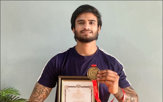 अलीगढ़ के टैटू आर्टिस्ट रचित जादौन ने हार्वर्ड वर्ल्ड रिकॉर्ड्स किया अपने नाम, कही ये बात