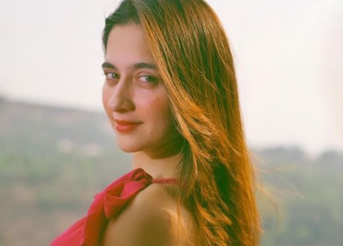 Sanjeeda Shaikh ने डीप नेक ड्रेस में दिखाई दिलकश अदाएं, इंटरनेट पर वायरल हो रही हैं तसवीरें