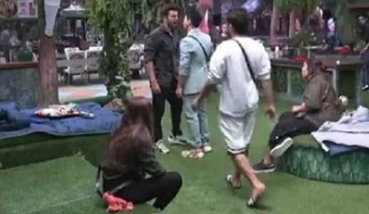 Bigg Boss 15 में टास्क के दौरान Jay Bhanushali ने फिर दी गाली, Prateek Sehajpal ने खुद को मारे थप्पड़