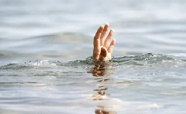 कोरोना टेस्ट सैंपल लेकर अस्पताल से भाग गया बंदर, वायरल हो रहा वीडियो