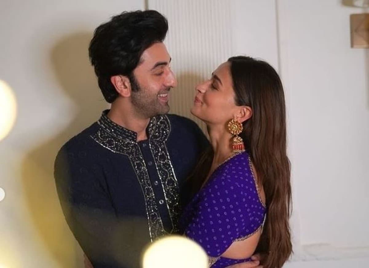 रणबीर कपूर ने भरी महफिल में आलिया भट्ट के लहंगे को मारी लात, यूजर्स बोले- इससे शादी मत करना