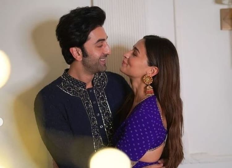 रणबीर कपूर ने भरी महफिल में आलिया भट्ट के लहंगे को मारी लात, यूजर्स बोले- इससे शादी मत करना