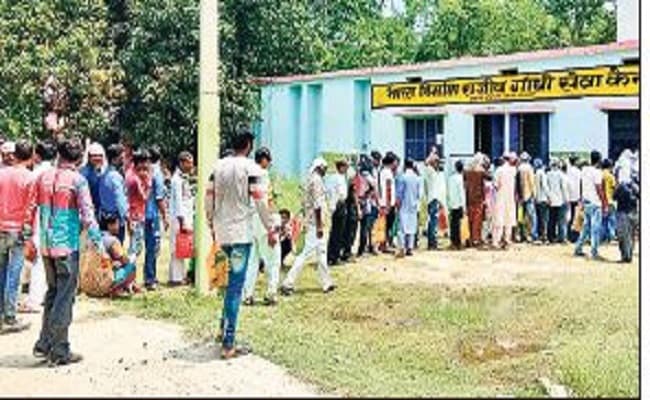 जॉब कार्ड बनवाने प्रवासी मजदूरों की उमड़ रही भीड़, सोशल डिस्टेंसिंग की उड़ रही धज्जियां