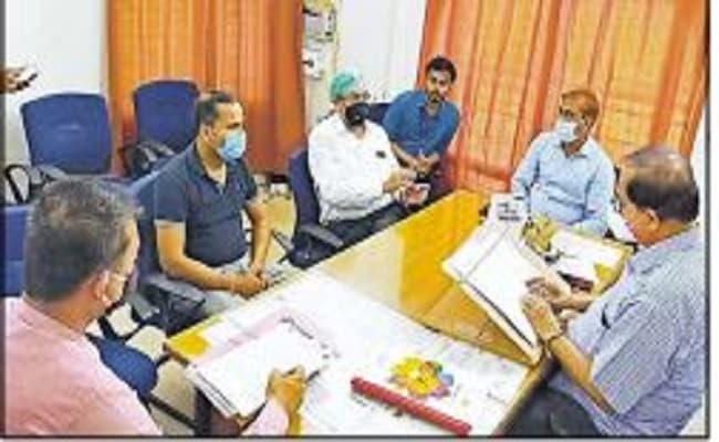 लखीसराय सदर अस्पताल में अनुपस्थित रहे चिकित्सक ने हाजिरी कटने पर किया हंगामा, अधिकारी पर फेंका जूता