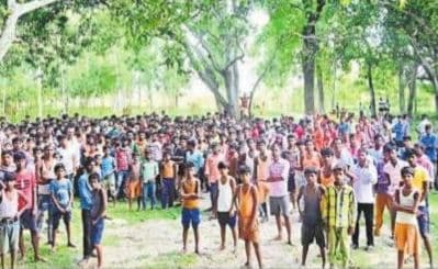 लगन को मुक्त कराने के लिए नेपाल सीमा पर डेरा डाले हैं हजारों ग्रामीण