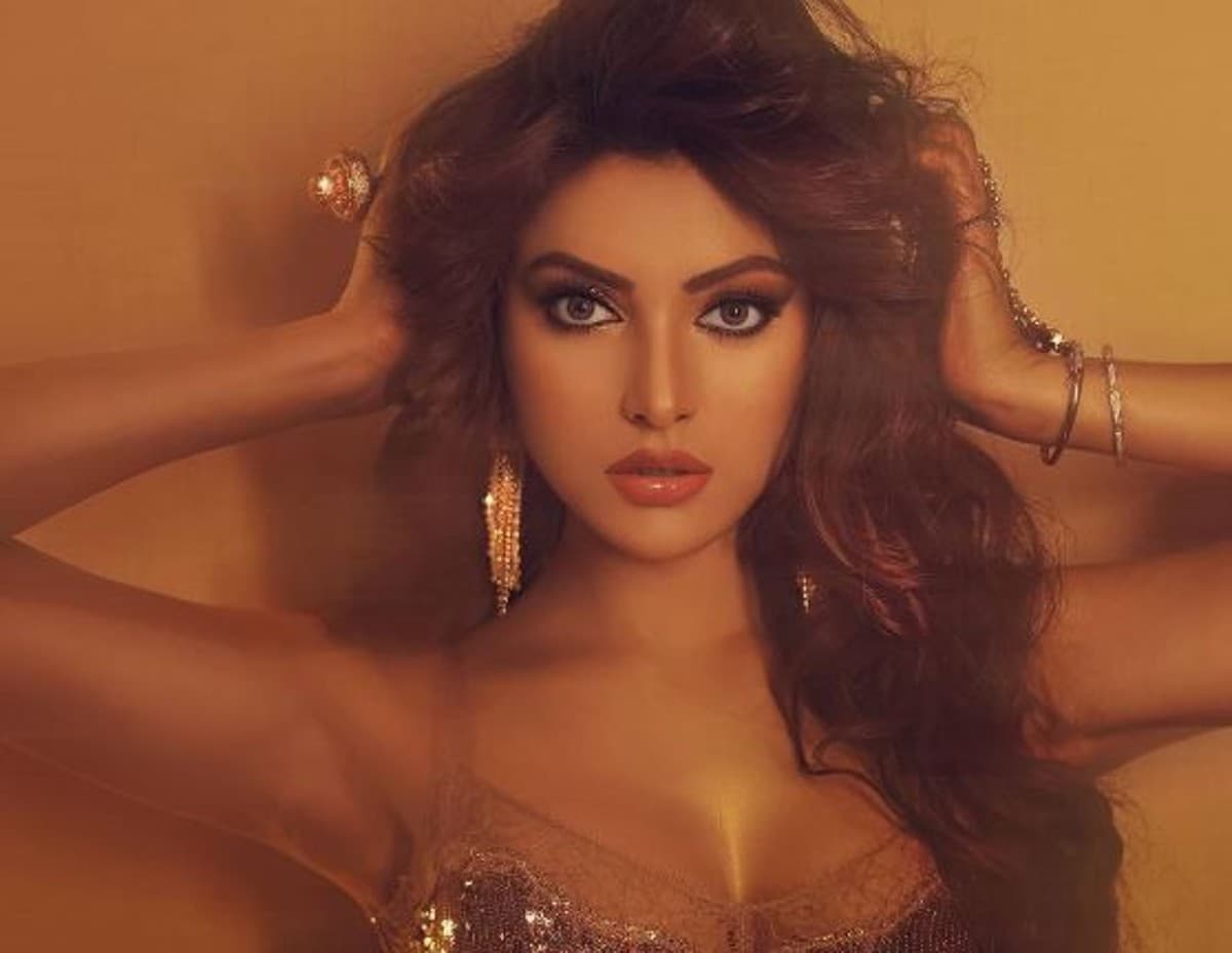 IndVsPak मैच में उर्वशी रौतेला को देख फैंस का चकराया सिर, ऋषभ पंत से फ‍िर बढ़ रही हैं नजदीक‍ियां!