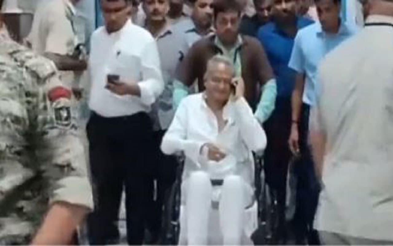 राजस्थान: मुख्यमंत्री अशोक गहलोत के पांव में फ्रैक्चर, डॉक्टरों ने दी व्हीलचेयर पर रहने की सलाह