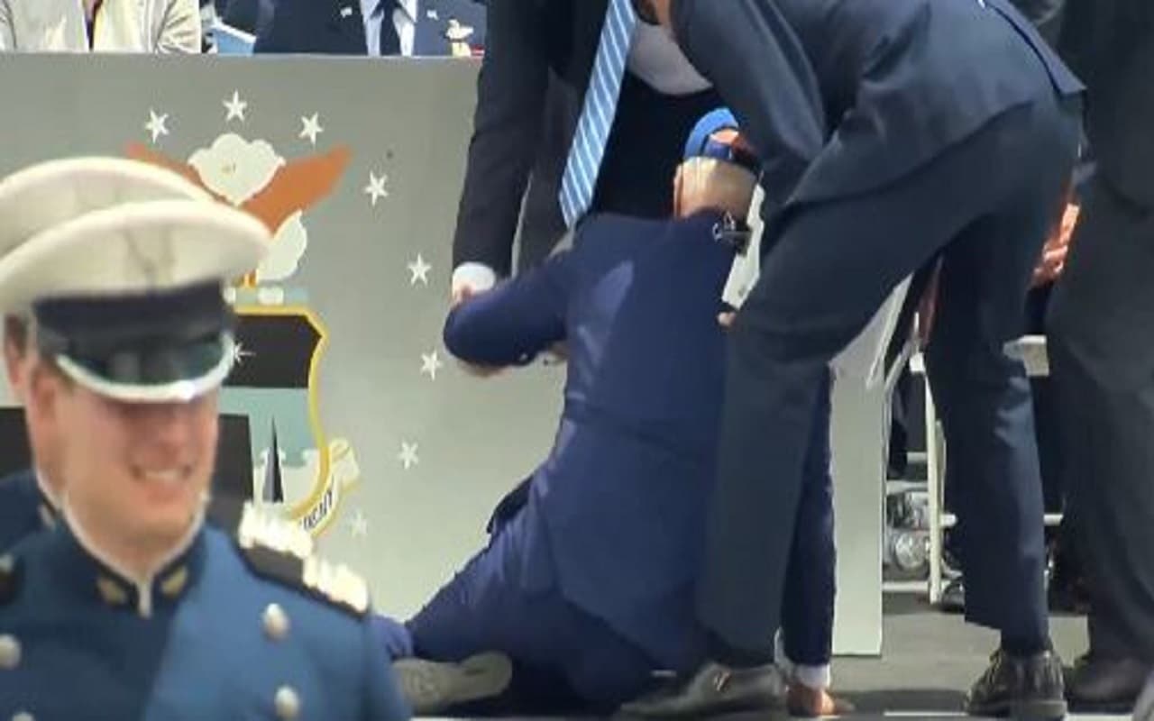 Video: अमेरिकी राष्ट्रपति जो बाइडेन एक समारोह में फिसल कर गिरे, वीडियो हुआ वायरल