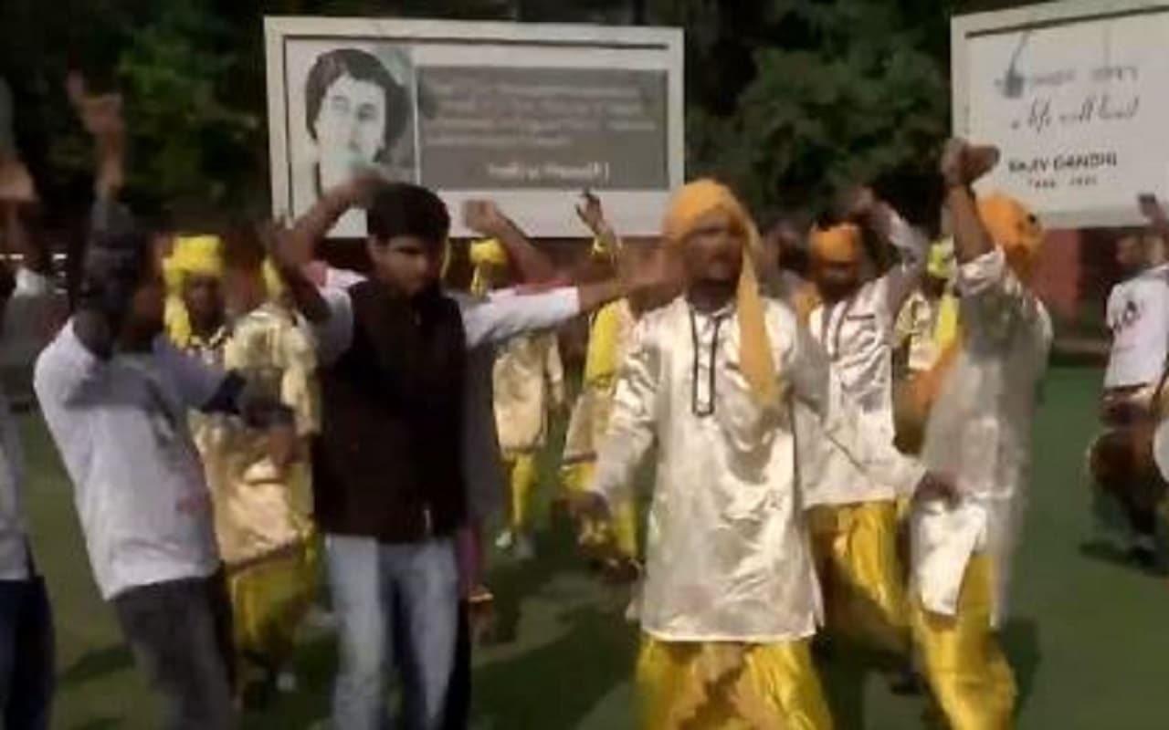 कर्नाटक चुनाव रिजल्ट: कर्नाटक में कांग्रेस को बढ़त, दिल्ली मे भांगड़ा, देखें वीडियो...