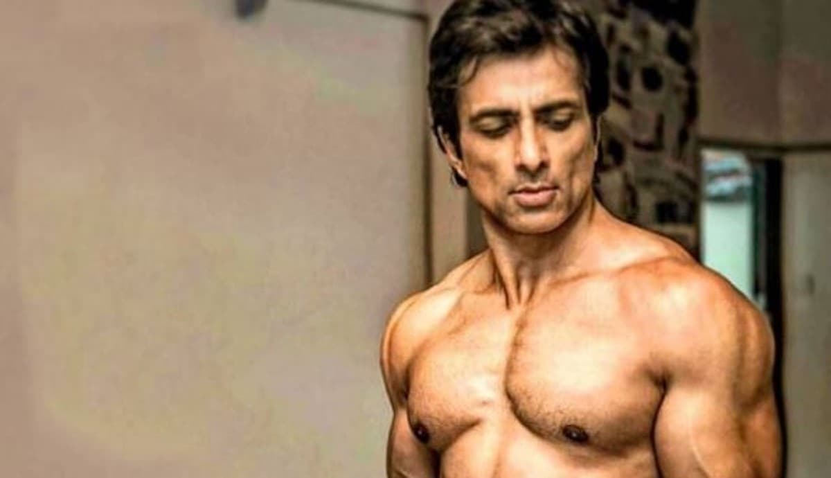 सिम कार्ड पर फैन ने बनाई सोनू सूद की पेंटिंग, एक्टर ने यूं किया रिएक्ट