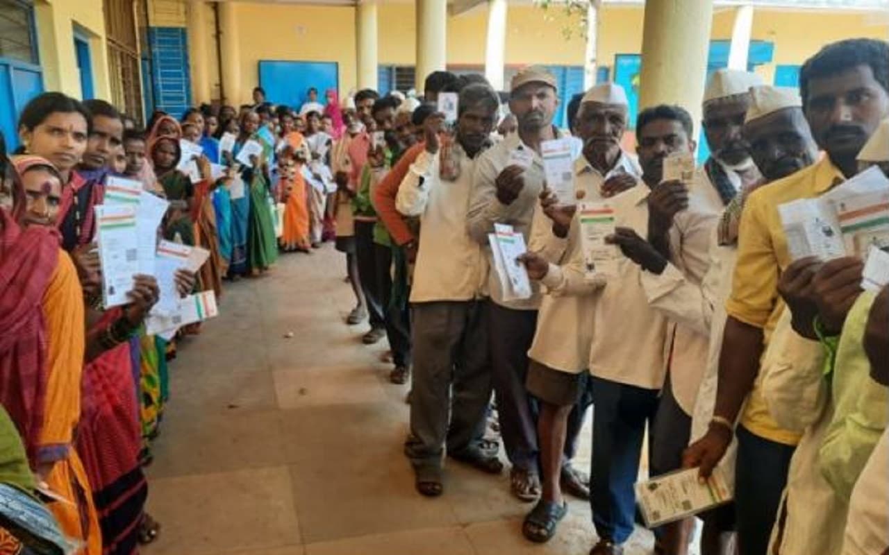 Karnataka Election: कर्नाटक विधानसभा चुनाव में रिकॉर्ड 73.19 प्रतिशत मतदान, सवाल 'किसकी बनेगी सरकार'?
