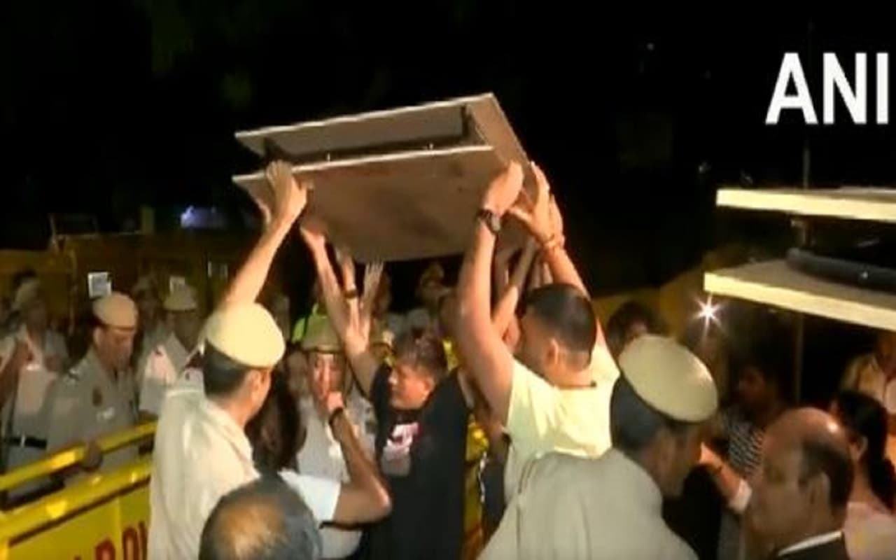 Delhi: जंतर-मंतर में देर रात हाई वोल्टेज ड्रामा, पुलिस और पहलवानों के बीच झड़प, AAP विधायक हिरासत में