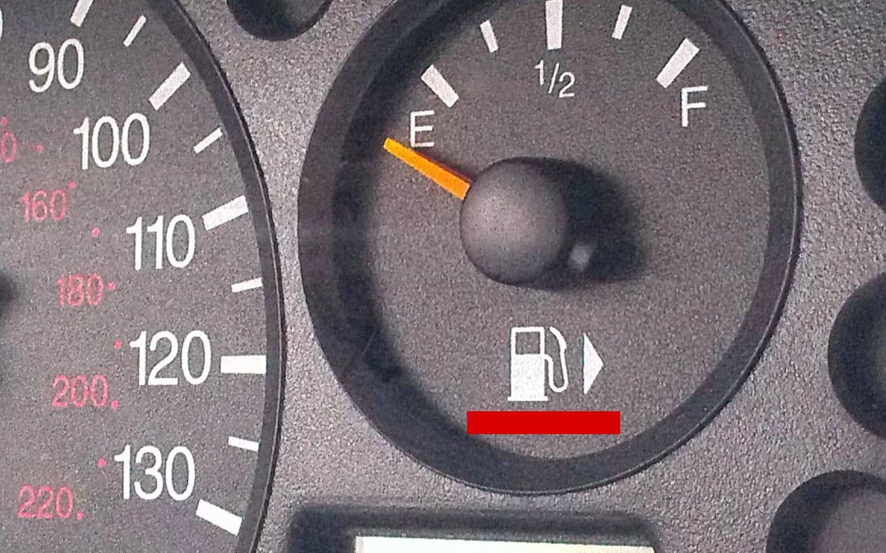 कार के फ्यूल गेज के पास तीर का निशान क्यों बना होता है?