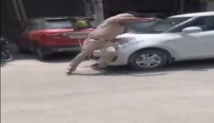 दुस्साहस : पटियाला में चेकिंग कर रहे पुलिसकर्मी को कार ड्राइवर ने रौंदा, सोशल मीडिया पर Video वायरल