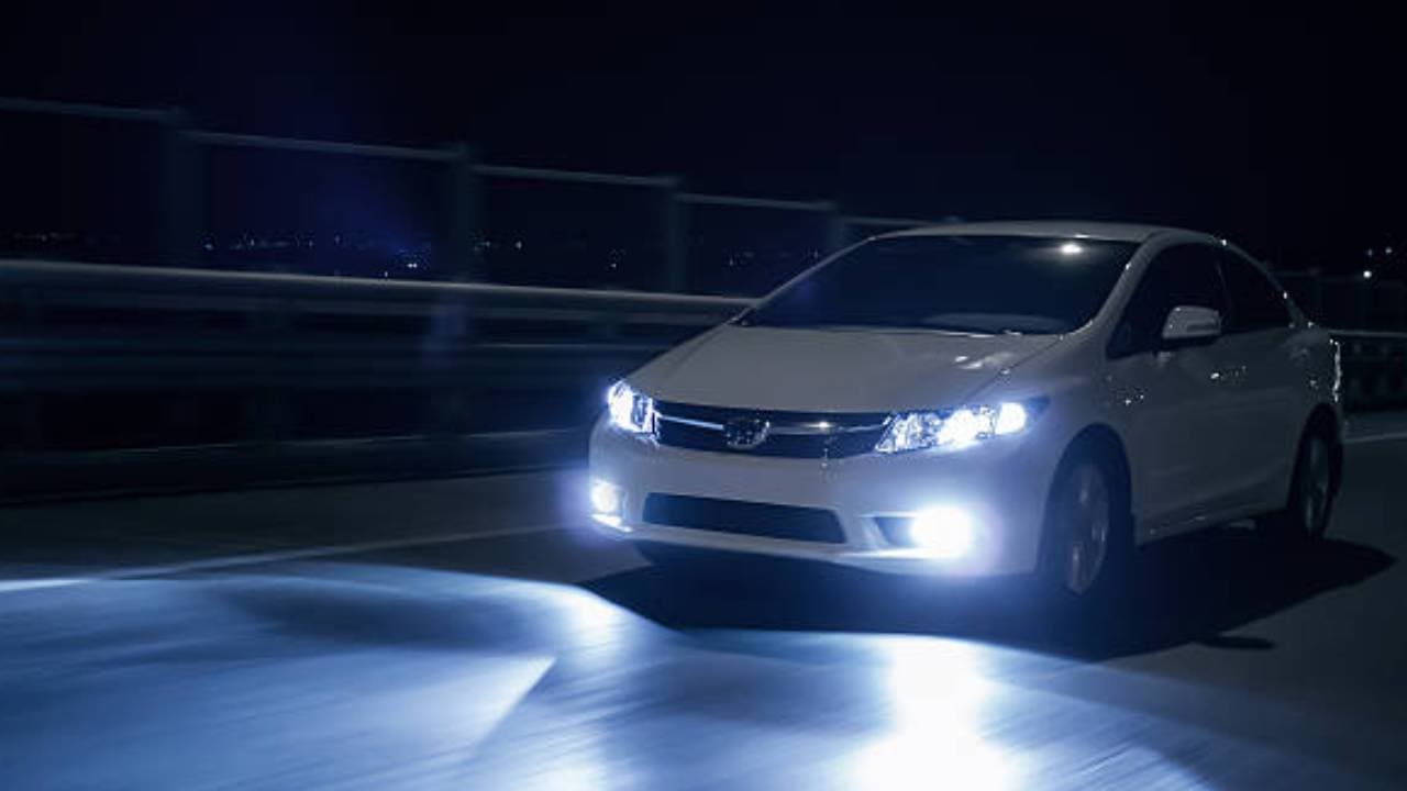 How To : रात में ड्राइविंग के वक्त कार की हेडलाइट की रोशनी कैसे बढ़ाएं, जानें क्या है उपाय