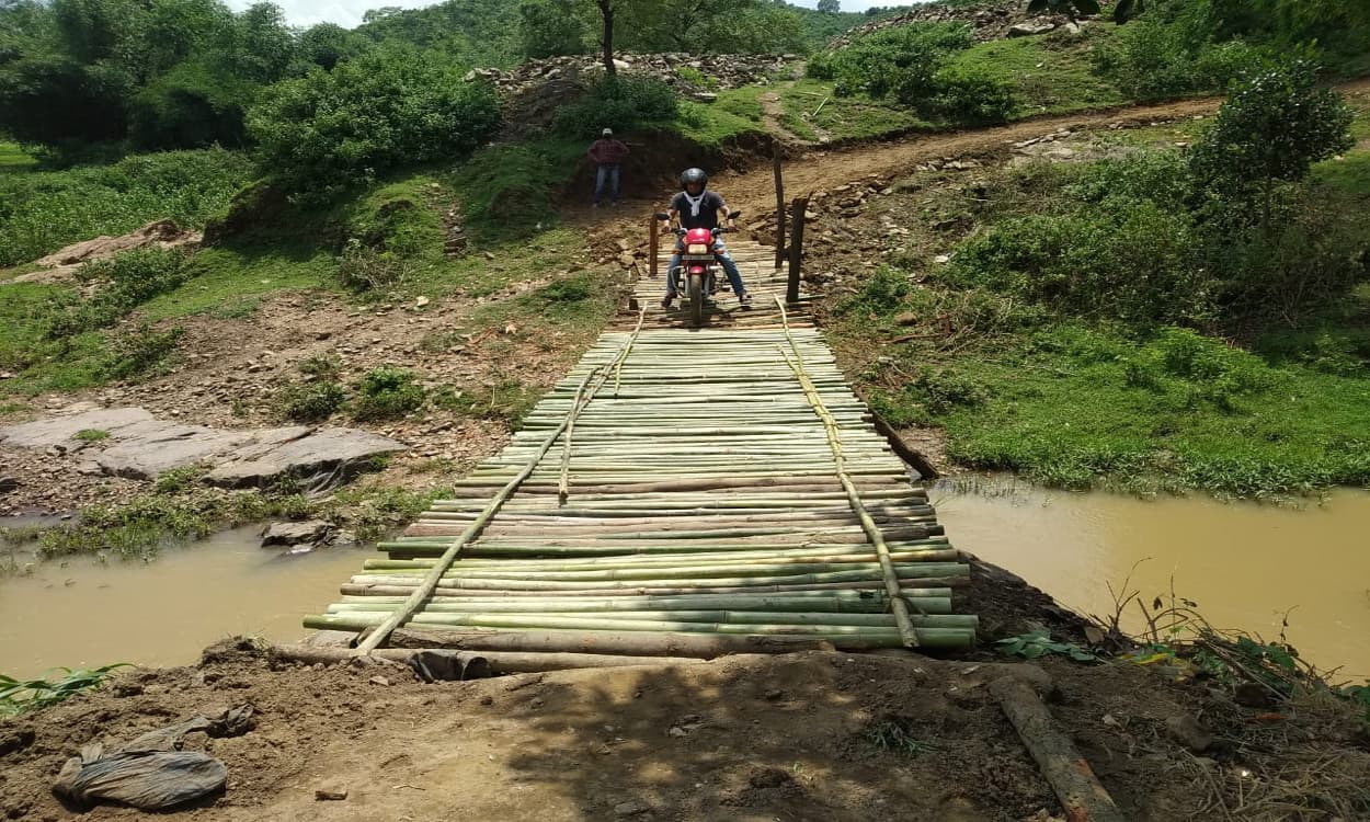 इचाक में 40 ग्रामीणों ने 3 दिनों में श्रमदान से बनायी सड़क और पुलिया, नदी पार करने में होती थी परेशानी