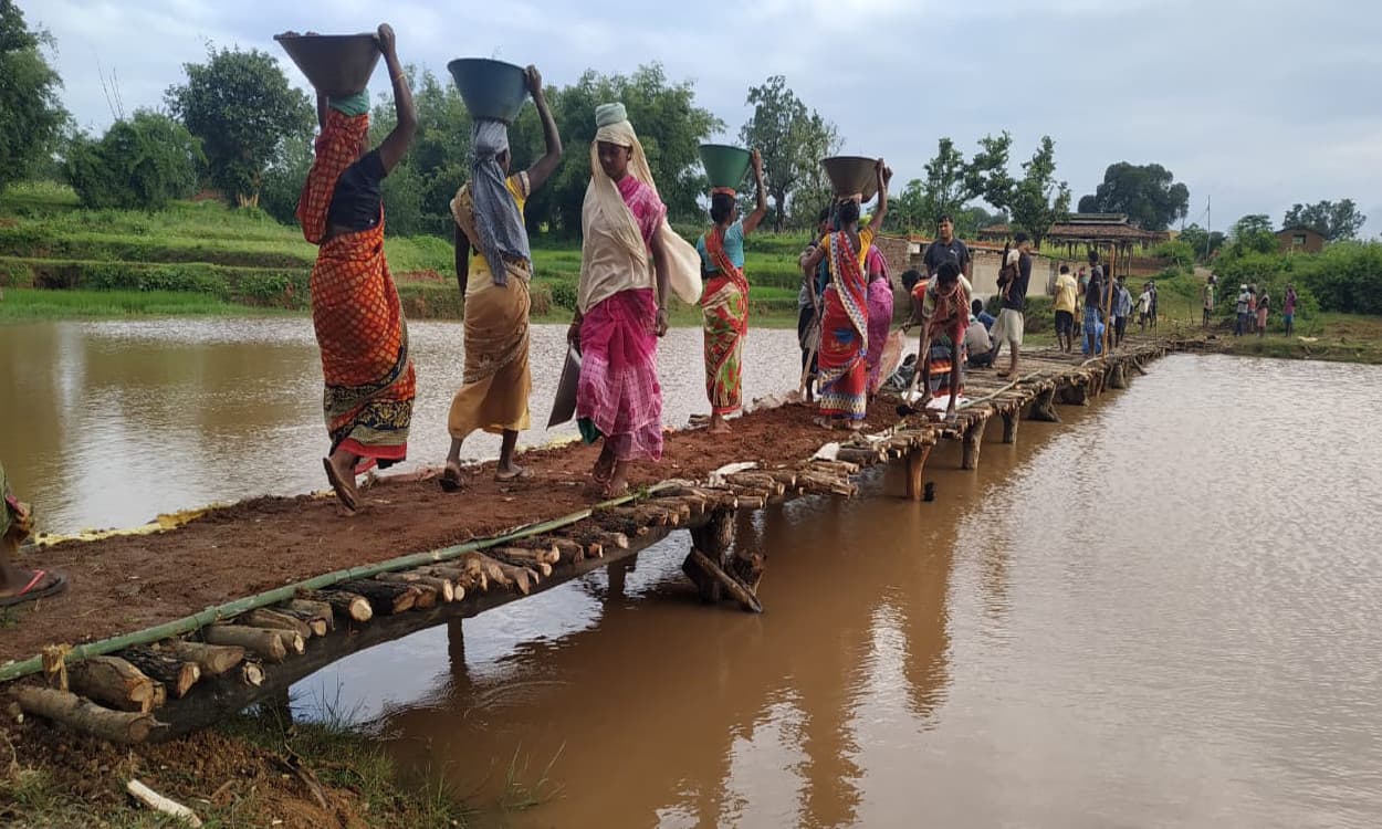 सुपौल के शिवनी घाट स्थित सुरसर नदी पर नहीं हुआ पुल का निर्माण, चचरी के सहारे हैं हजारों ग्रामीण