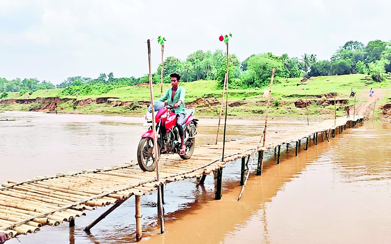ग्रामीणों ने बनाया पाकुड़ के बांसलोई नदी पर चचरी पुल, स्कूल और अस्पताल की 25km दूरी हुई कम